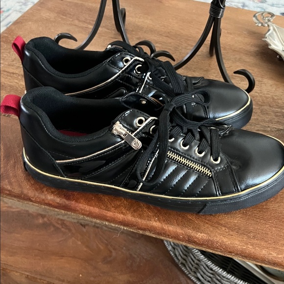 Guess shoes. - Picture 1 of 10